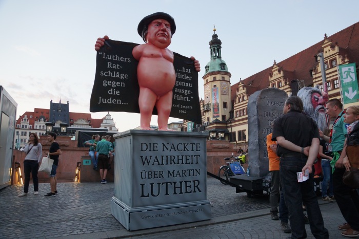 Skulptur_nackter_Luther_in_Leipzig