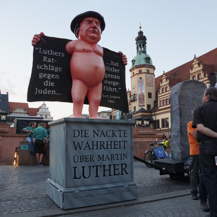 Skulptur_nackter_Luther_in_Leipzig